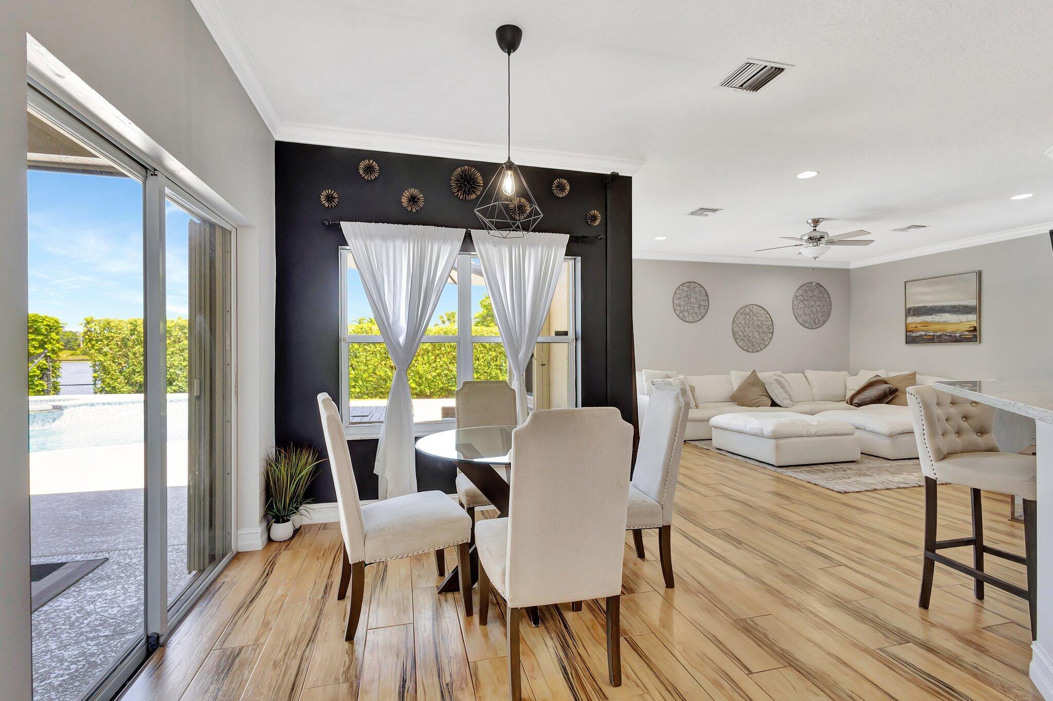 11248 Edgewater Circle