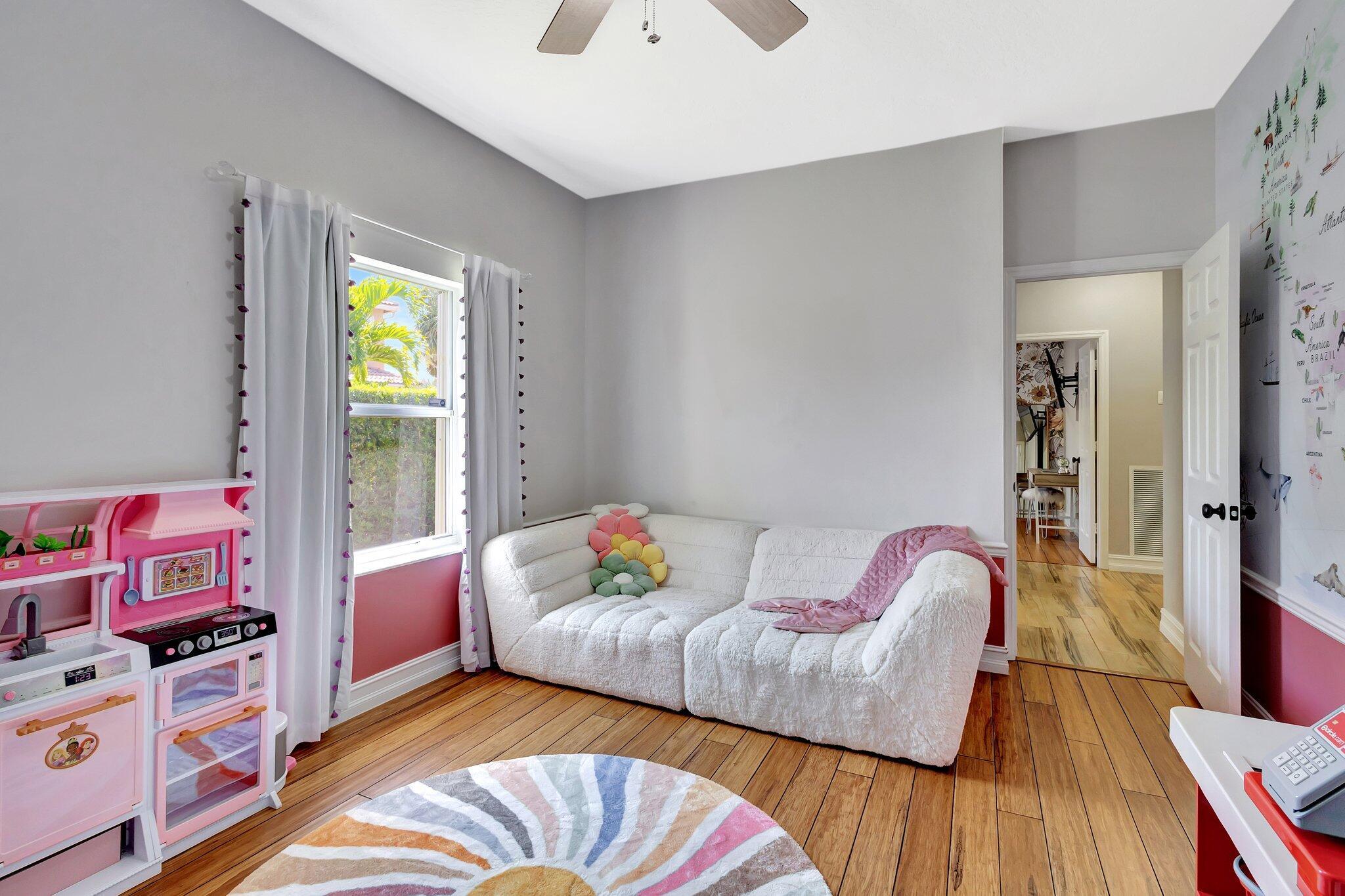 11248 Edgewater Circle