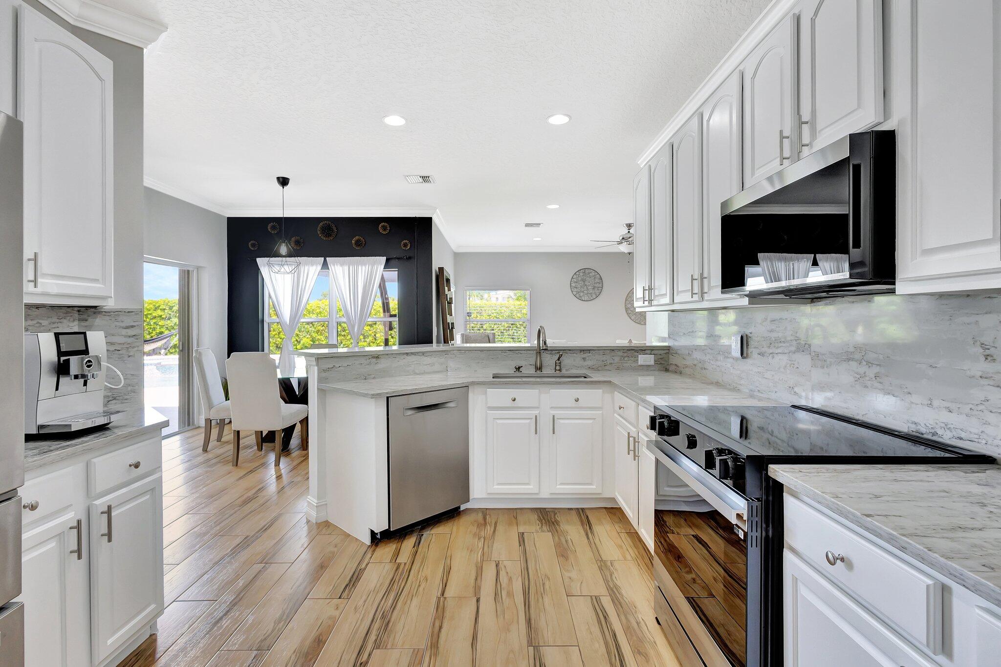 11248 Edgewater Circle