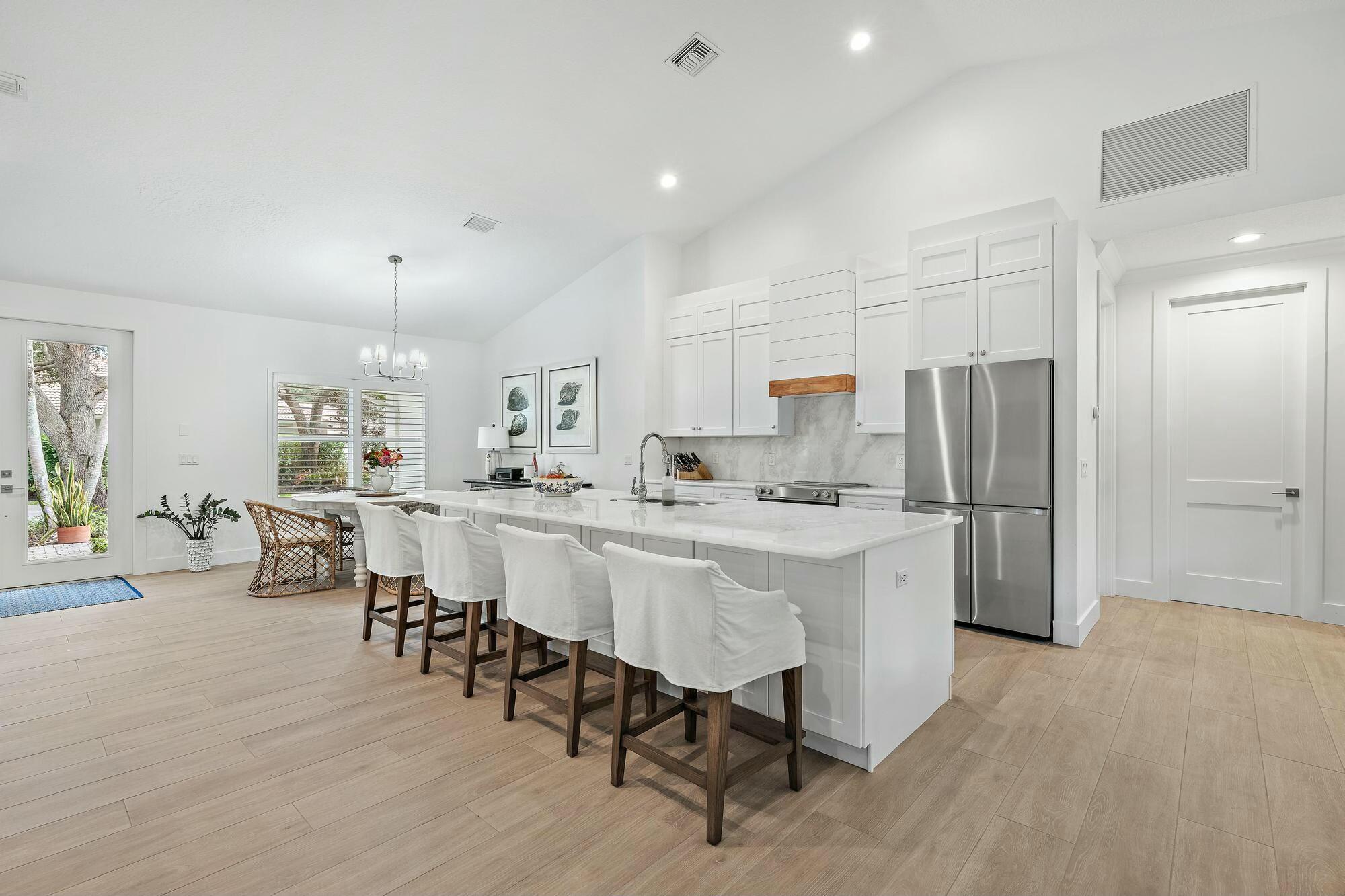9927 SE Canary Palm Way