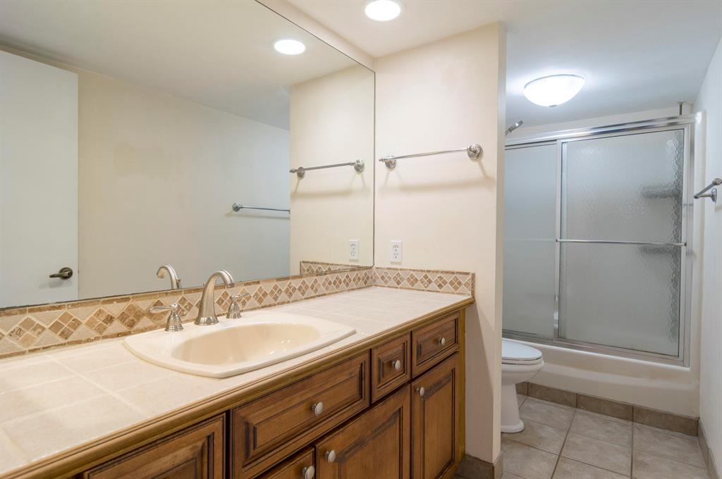 825 Center Street Unit: 10b