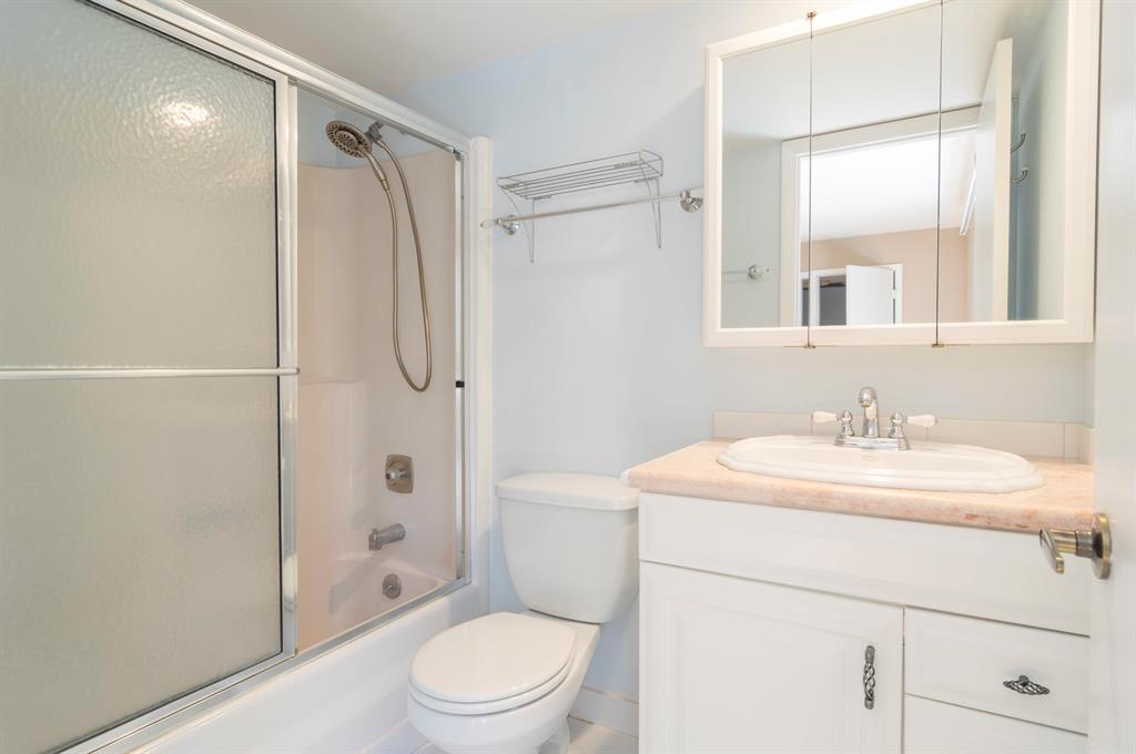 825 Center Street Unit: 10b