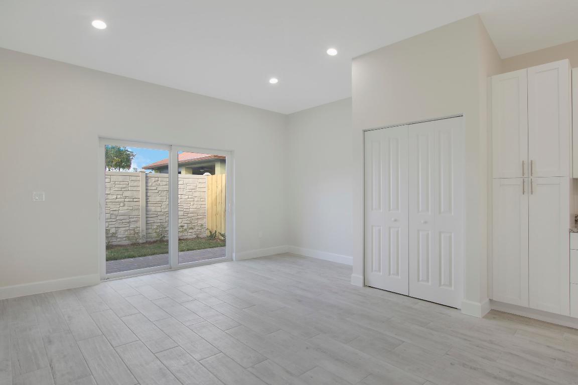 1554-1558 W 26th Court