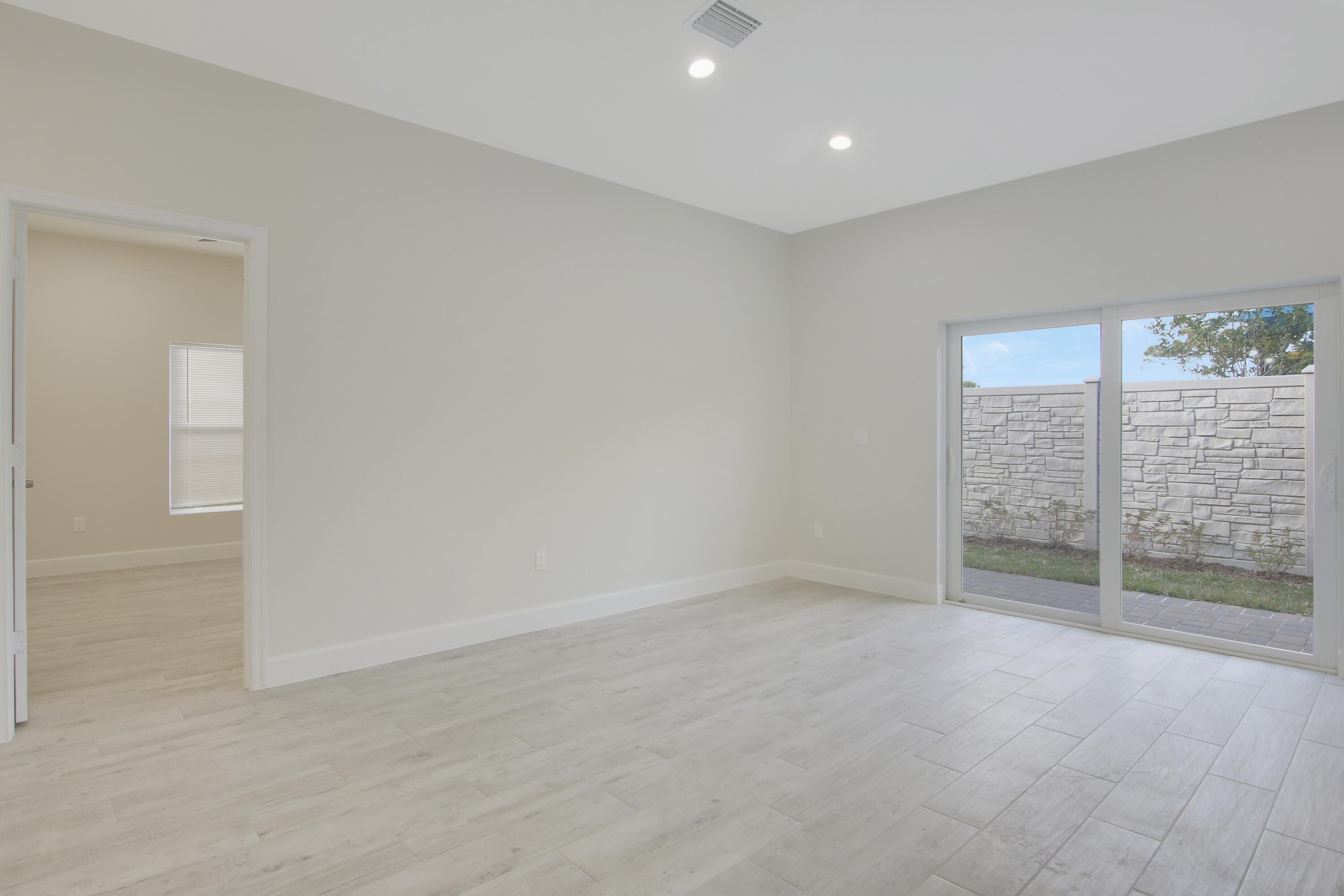 1554-1558 W 26th Court