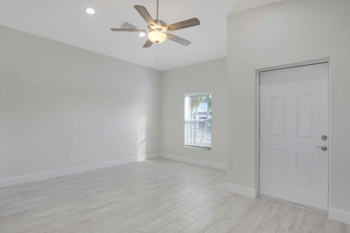 1554-1558 W 26th Court