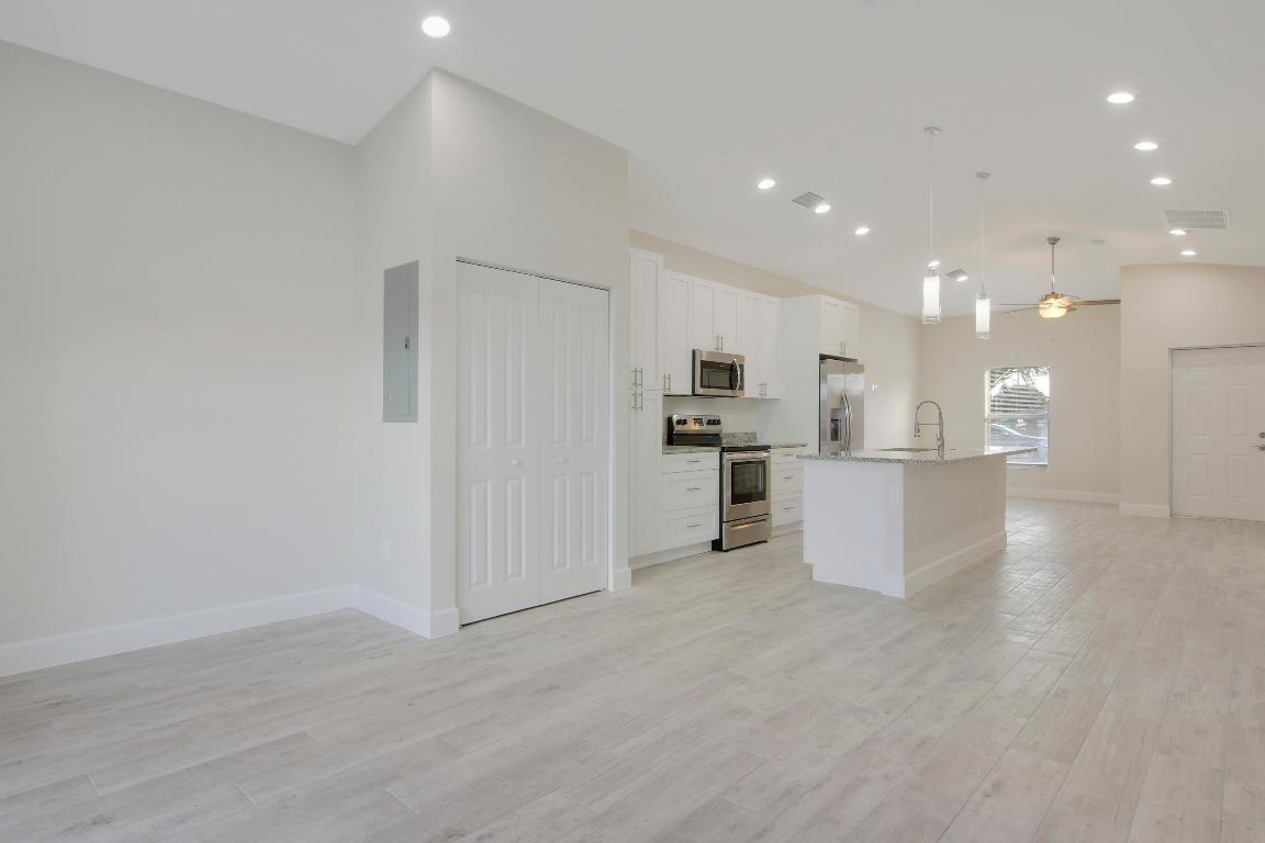 1554-1558 W 26th Court