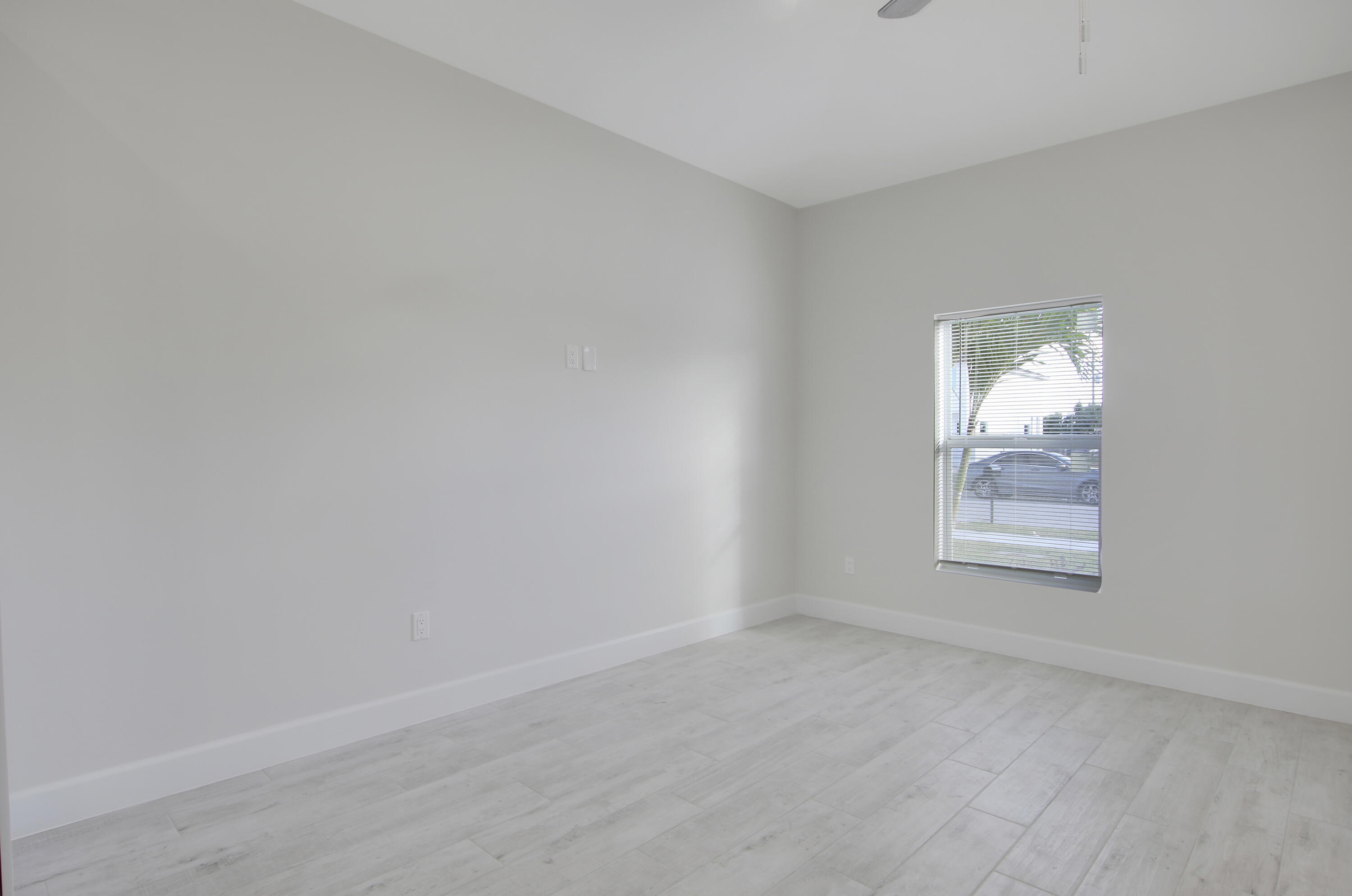 1554-1558 W 26th Court