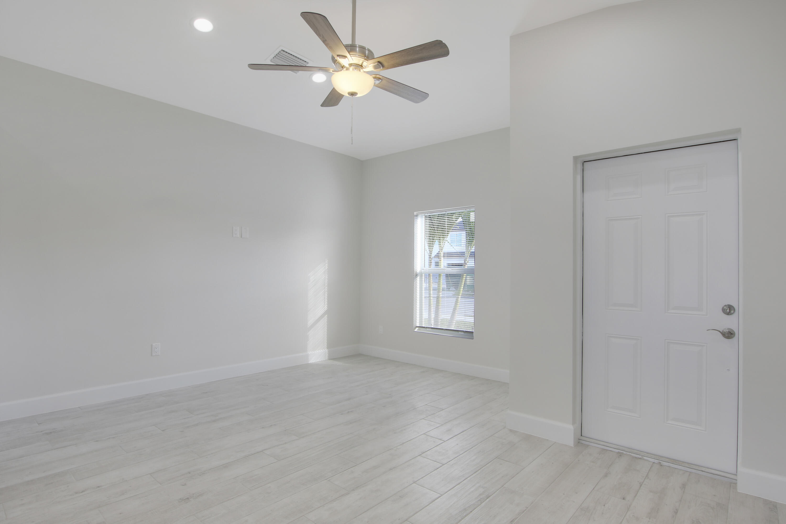 1554-1558 W 26th Court