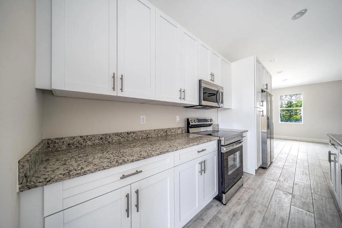 1554-1558 W 26th Court