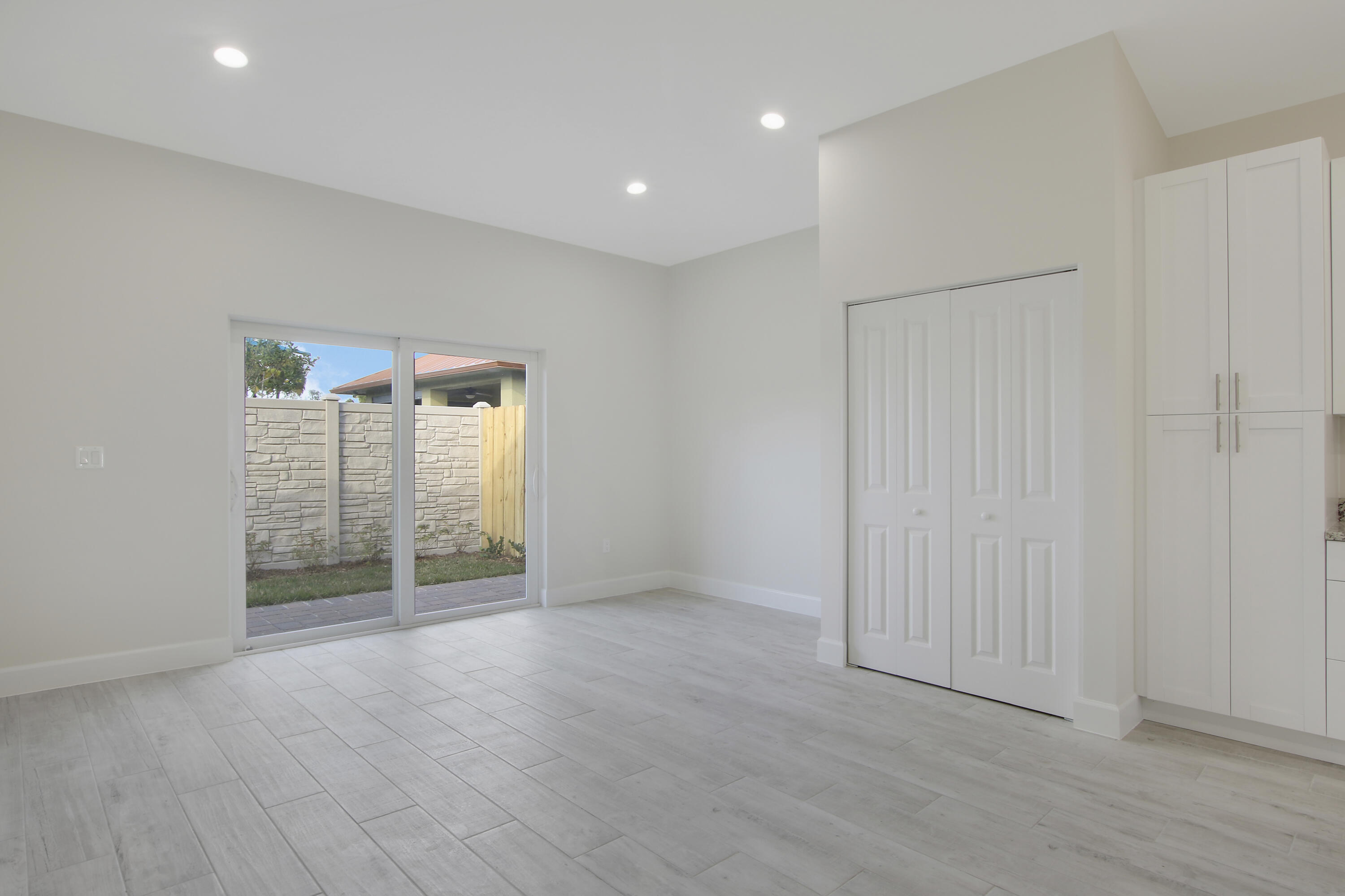 1562-1566 W 26th Court