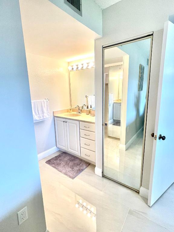 901 SW Seafarer Circle Unit: 202