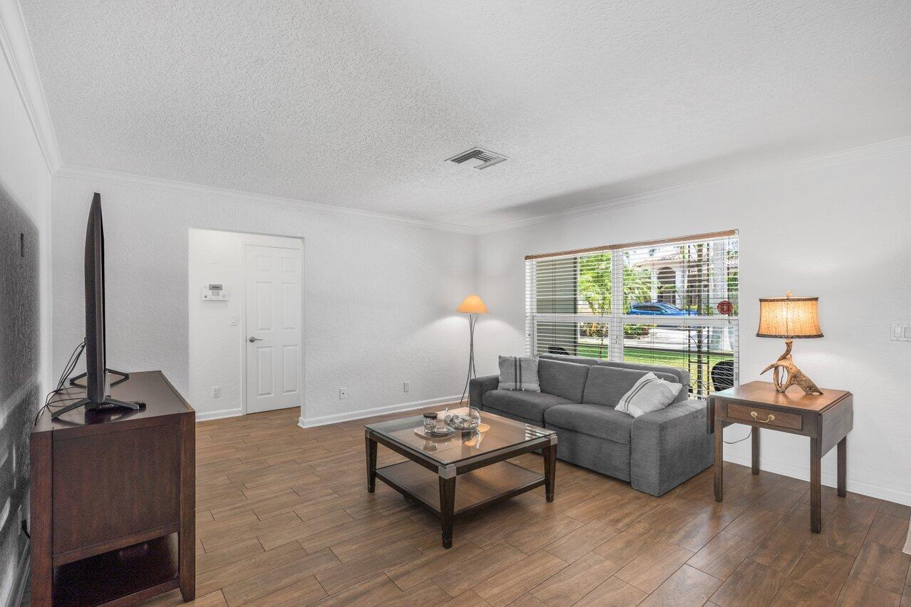 625 Lakeside Harbor