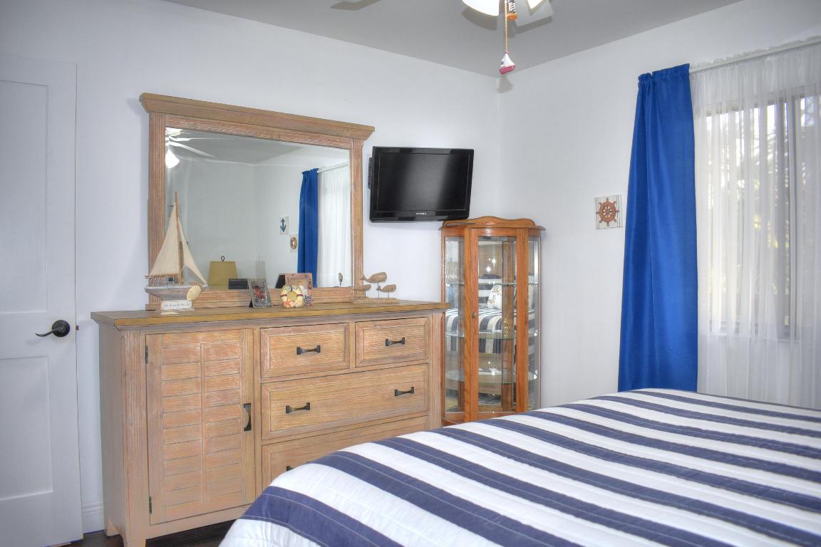 1301 Seafarer 305 Circle 305