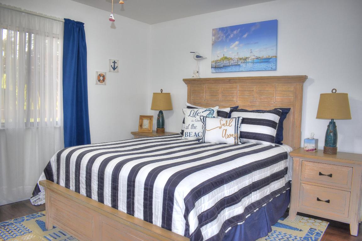 1301 Seafarer 305 Circle 305