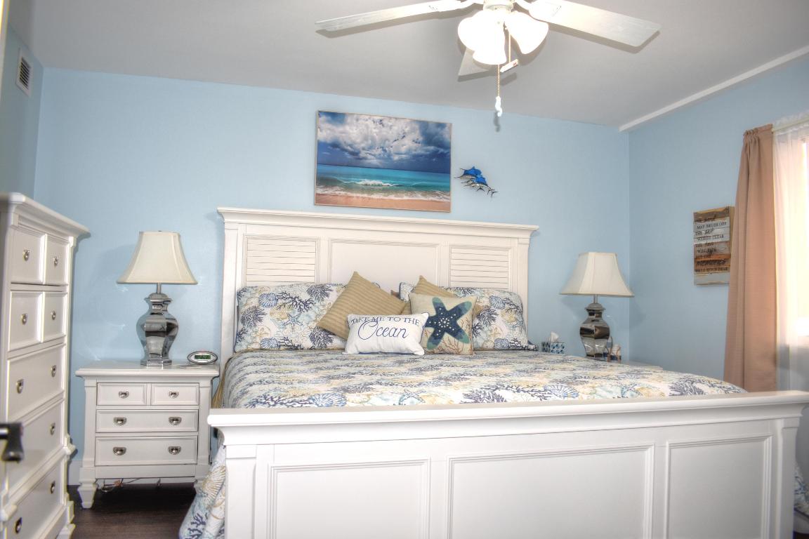 1301 Seafarer 305 Circle 305