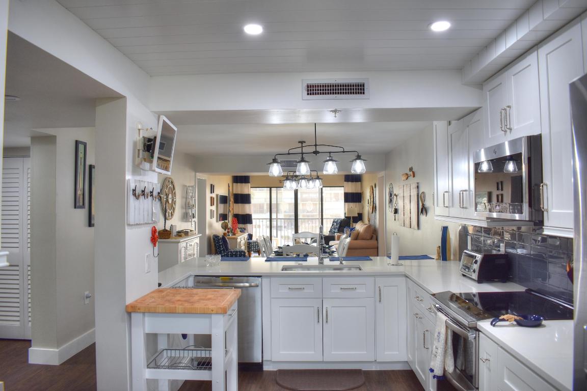 1301 Seafarer 305 Circle 305