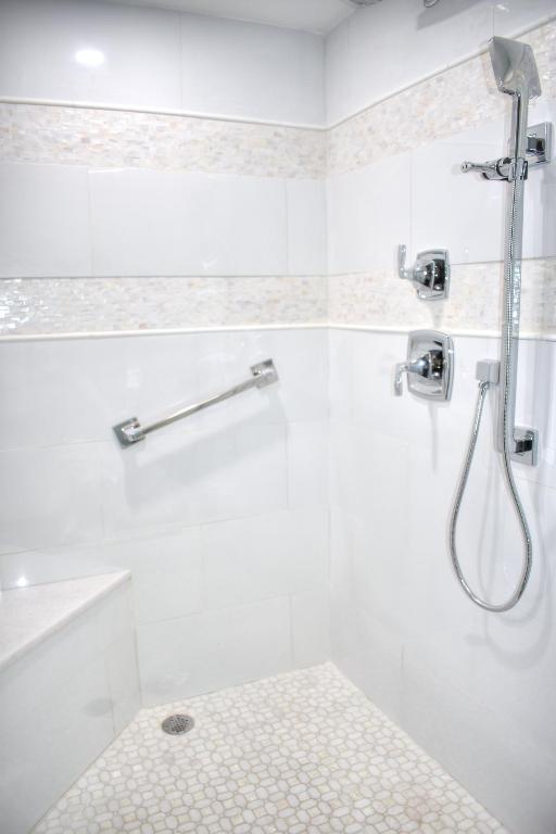 1301 Seafarer 305 Circle 305