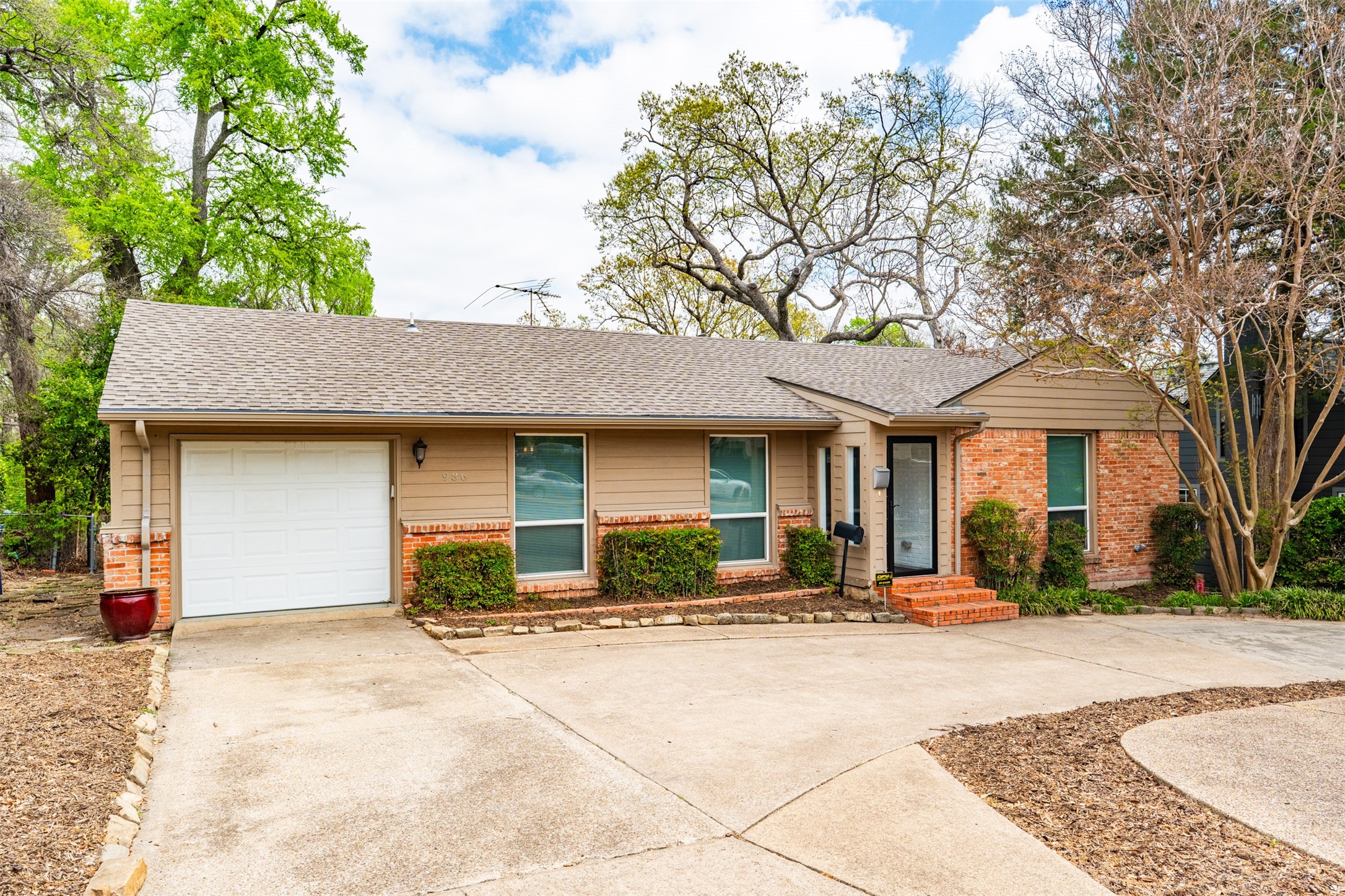 936 N Buckner Boulevard