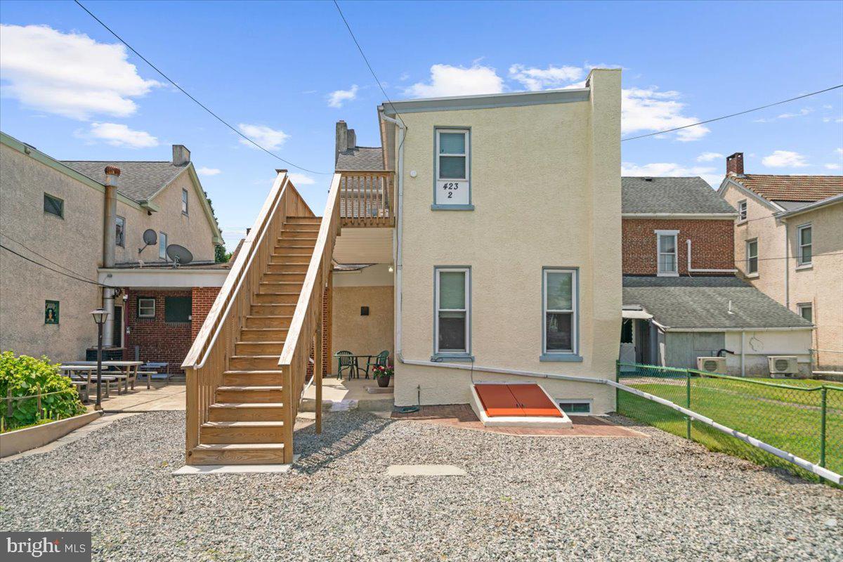 423 E Philadelphia Ave