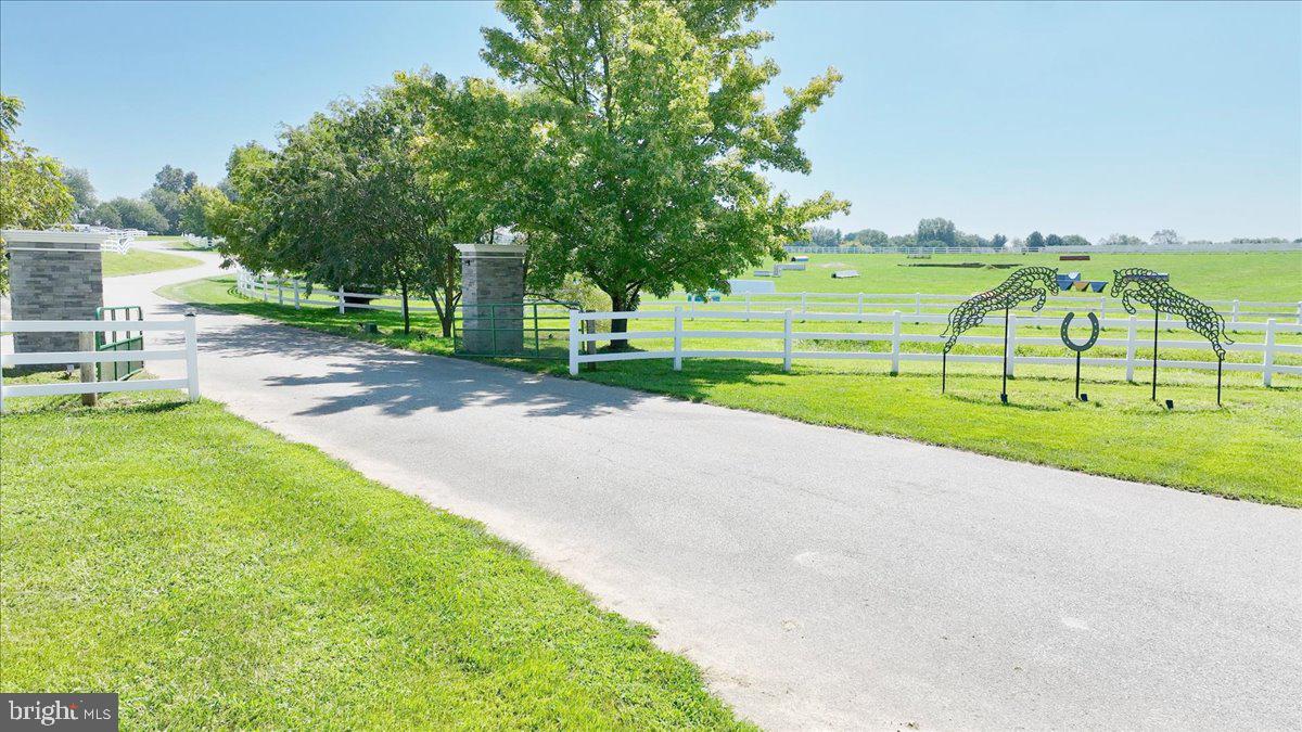 400 N Guernsey Rd