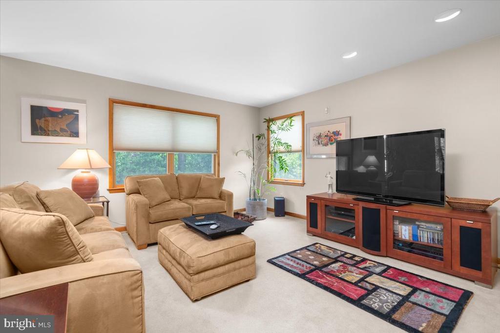 2314 Holly Ln