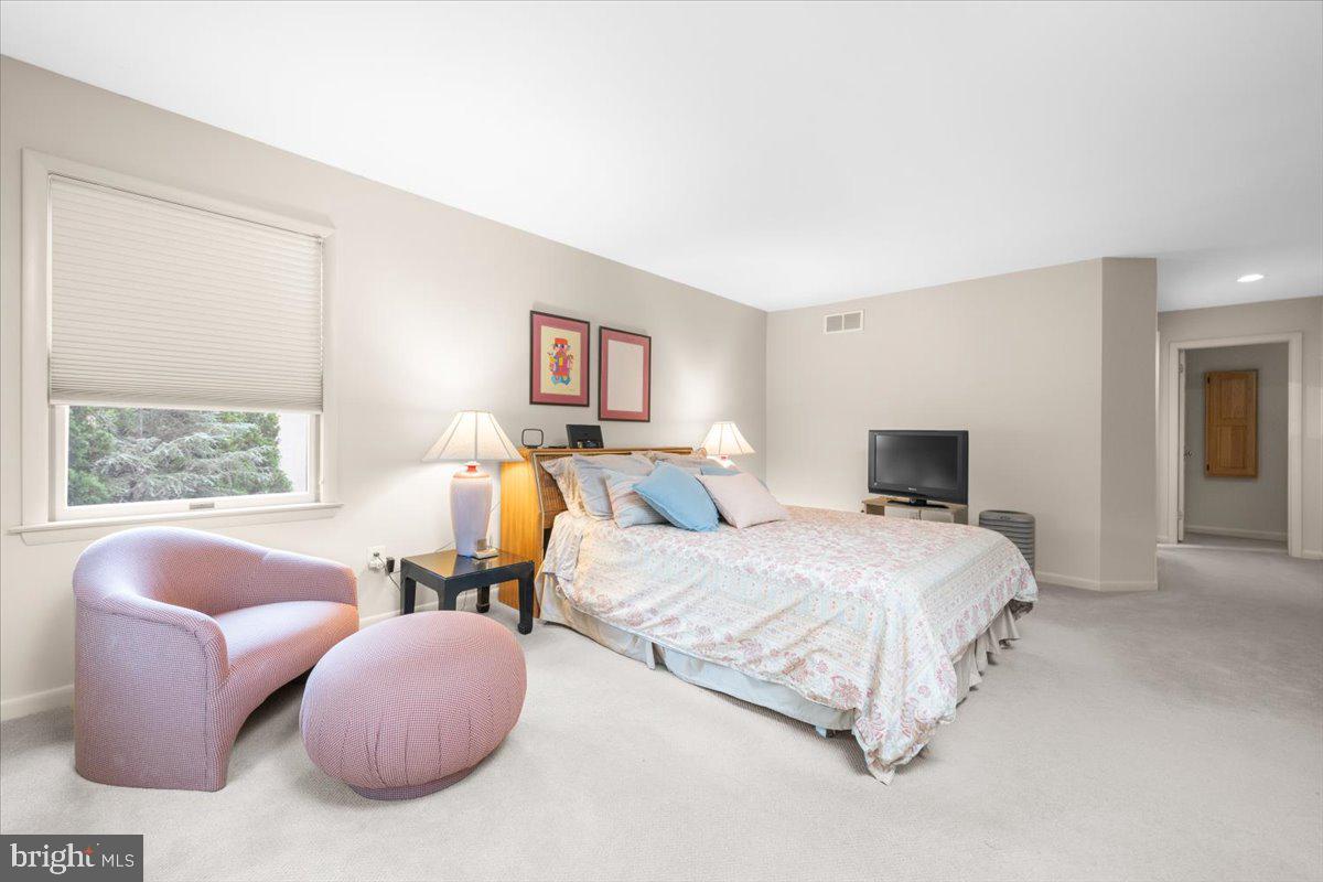 2314 Holly Ln
