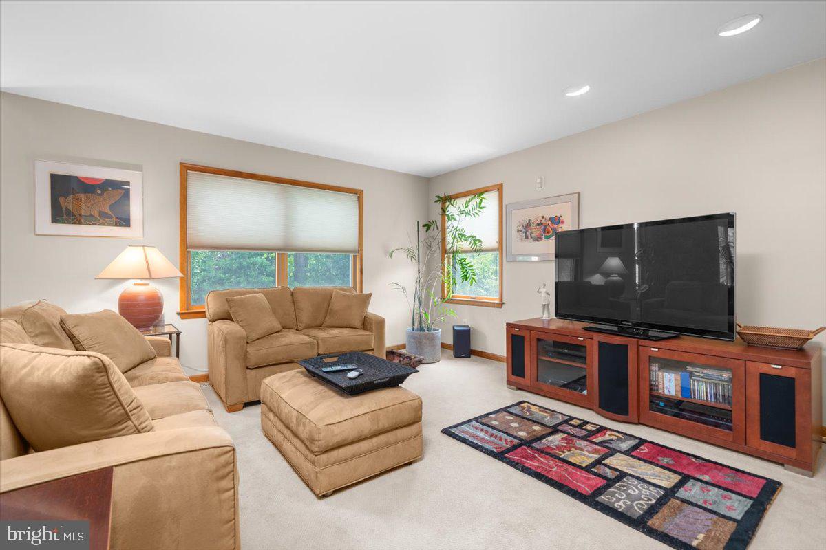 2314 Holly Ln