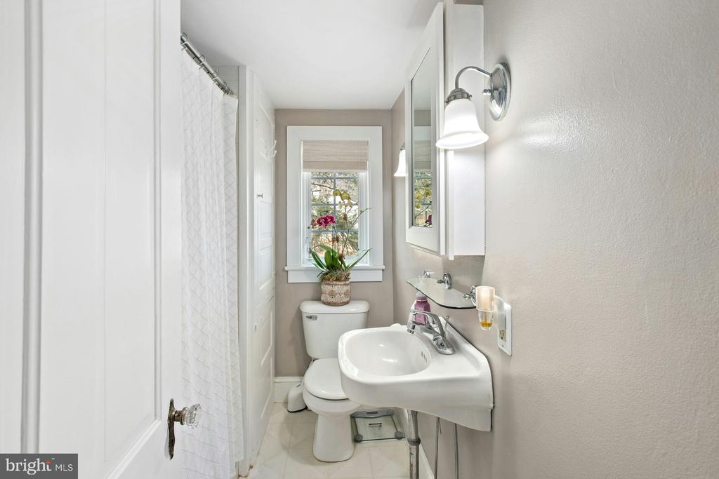 3220 WINDY BUSH ROAD GUEST HOME