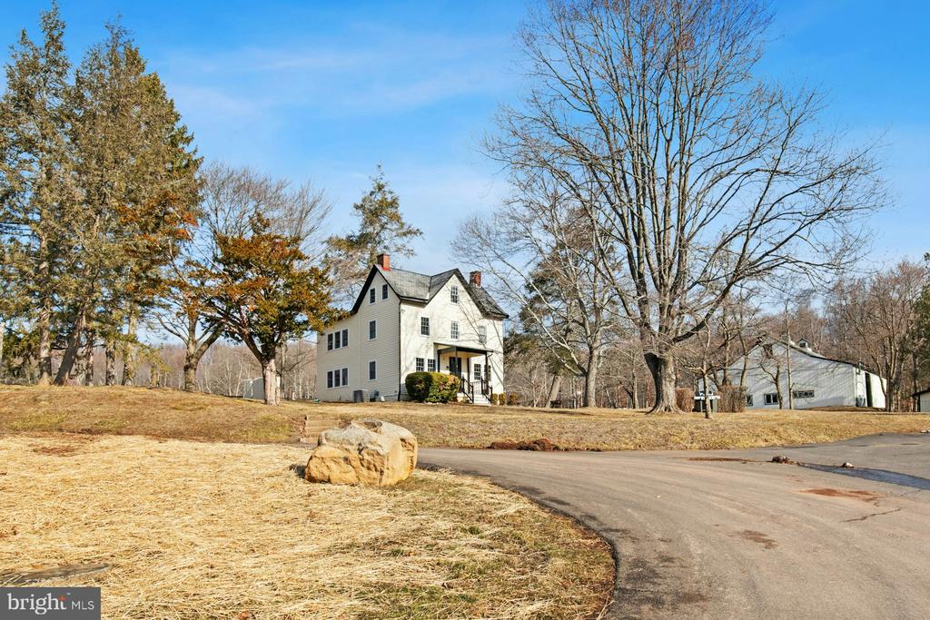 3220 WINDY BUSH ROAD GUEST HOME