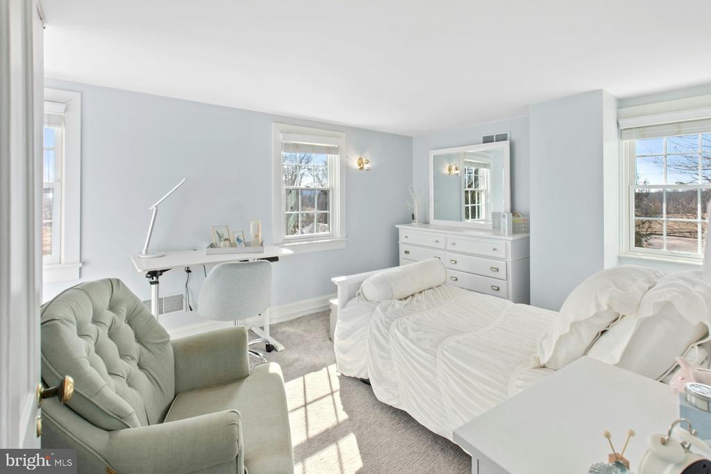3220 WINDY BUSH ROAD GUEST HOME