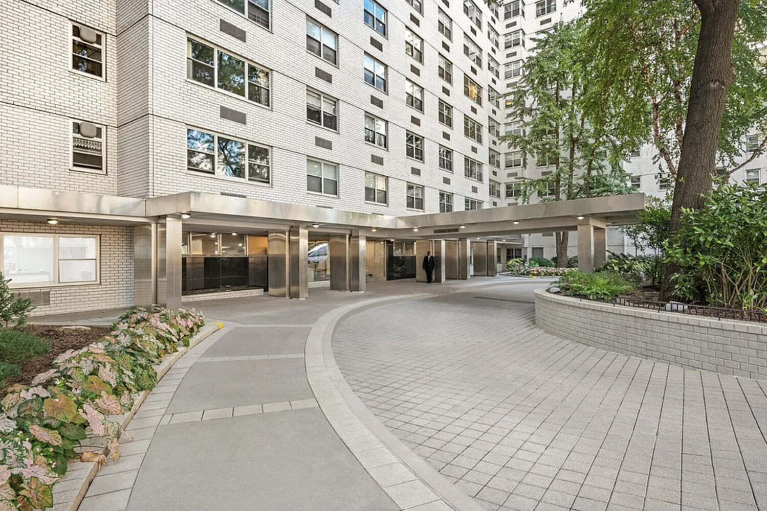 70 E 10th St 8V