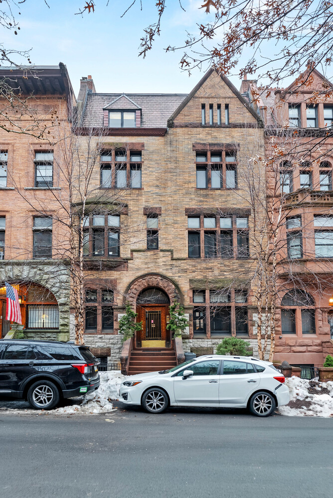 842 CARROLL Street