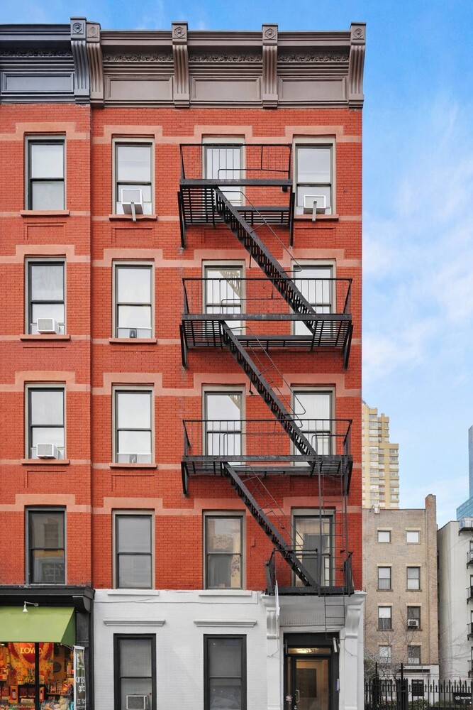 351 W 47th Street New York City Ny Us 10036 Rls20099602