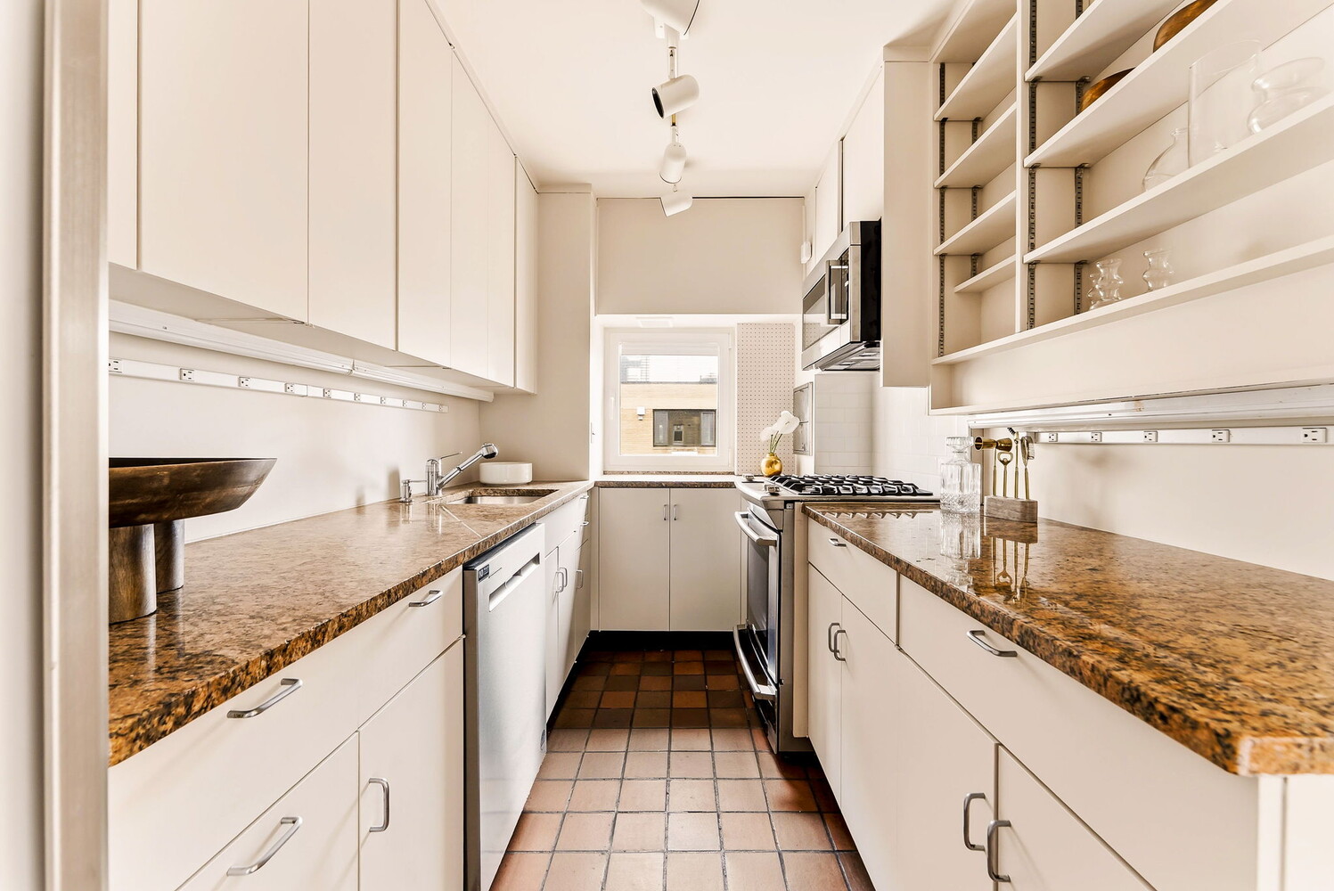 1050 5TH Avenue PHA