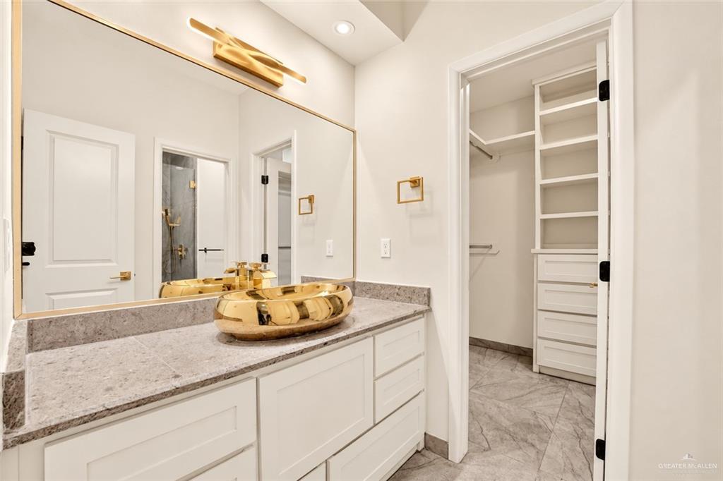1320 Deluxe Street