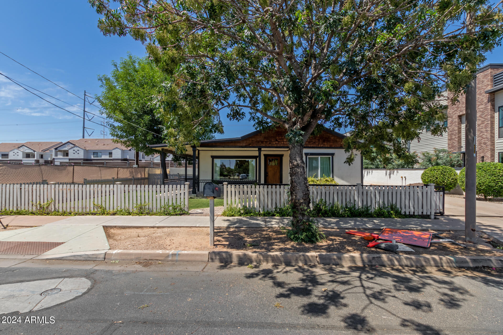 124 E VAUGHN Avenue