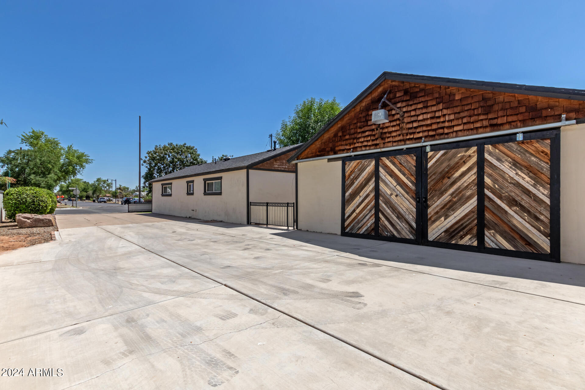124 E VAUGHN Avenue