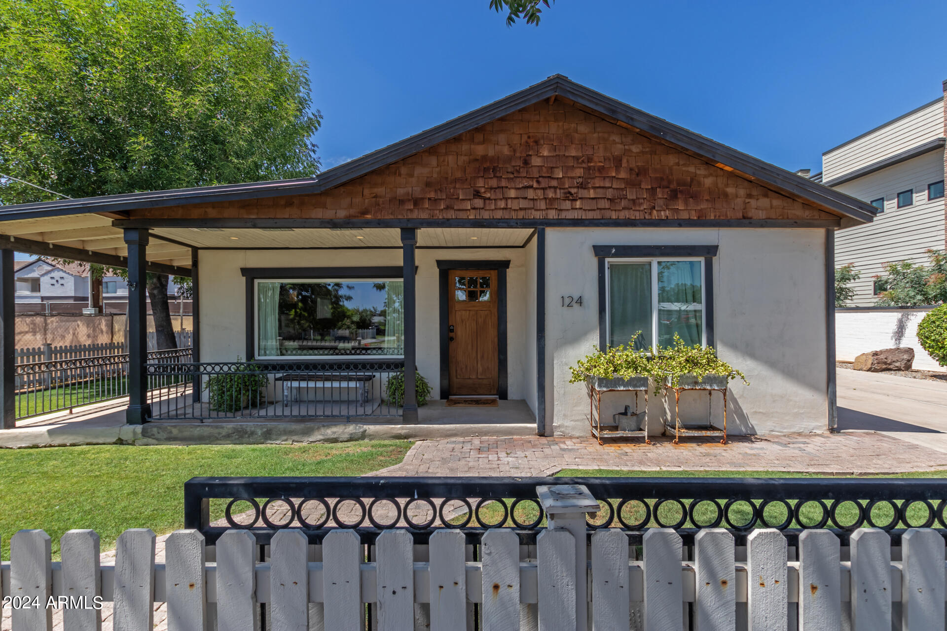 124 E VAUGHN Avenue