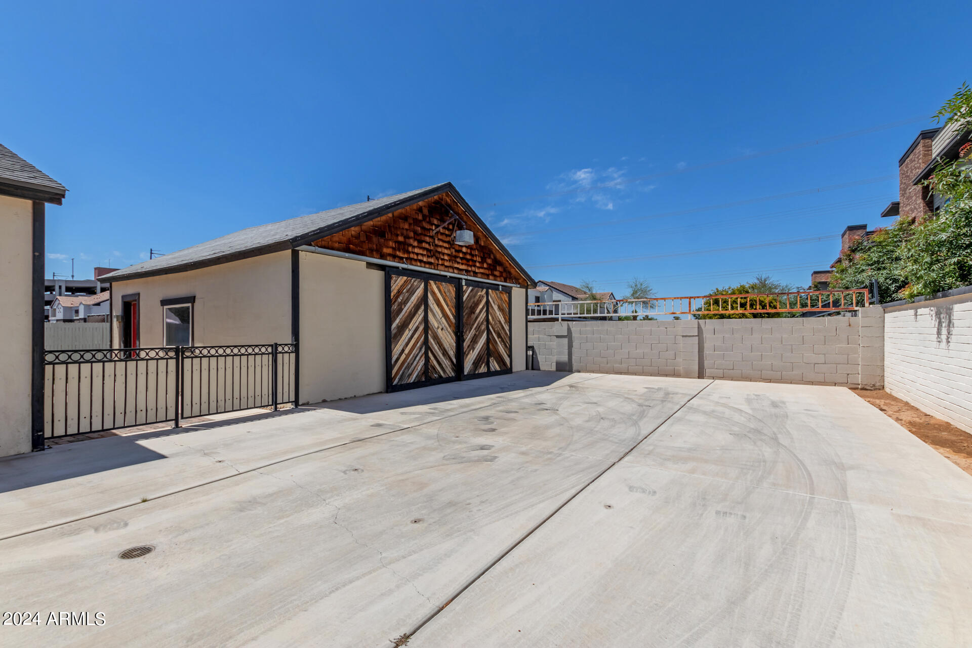 124 E VAUGHN Avenue