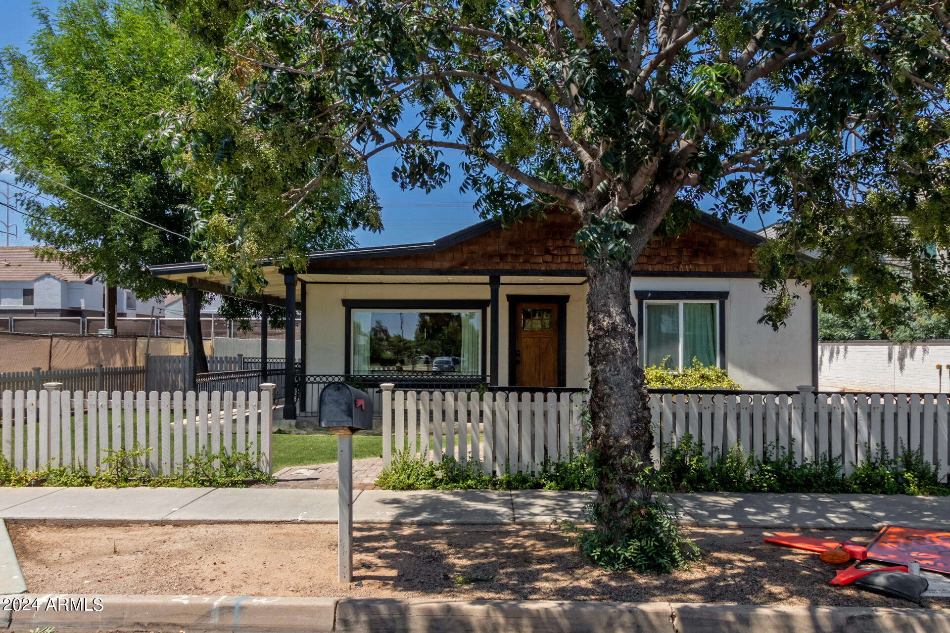 124 E VAUGHN Avenue