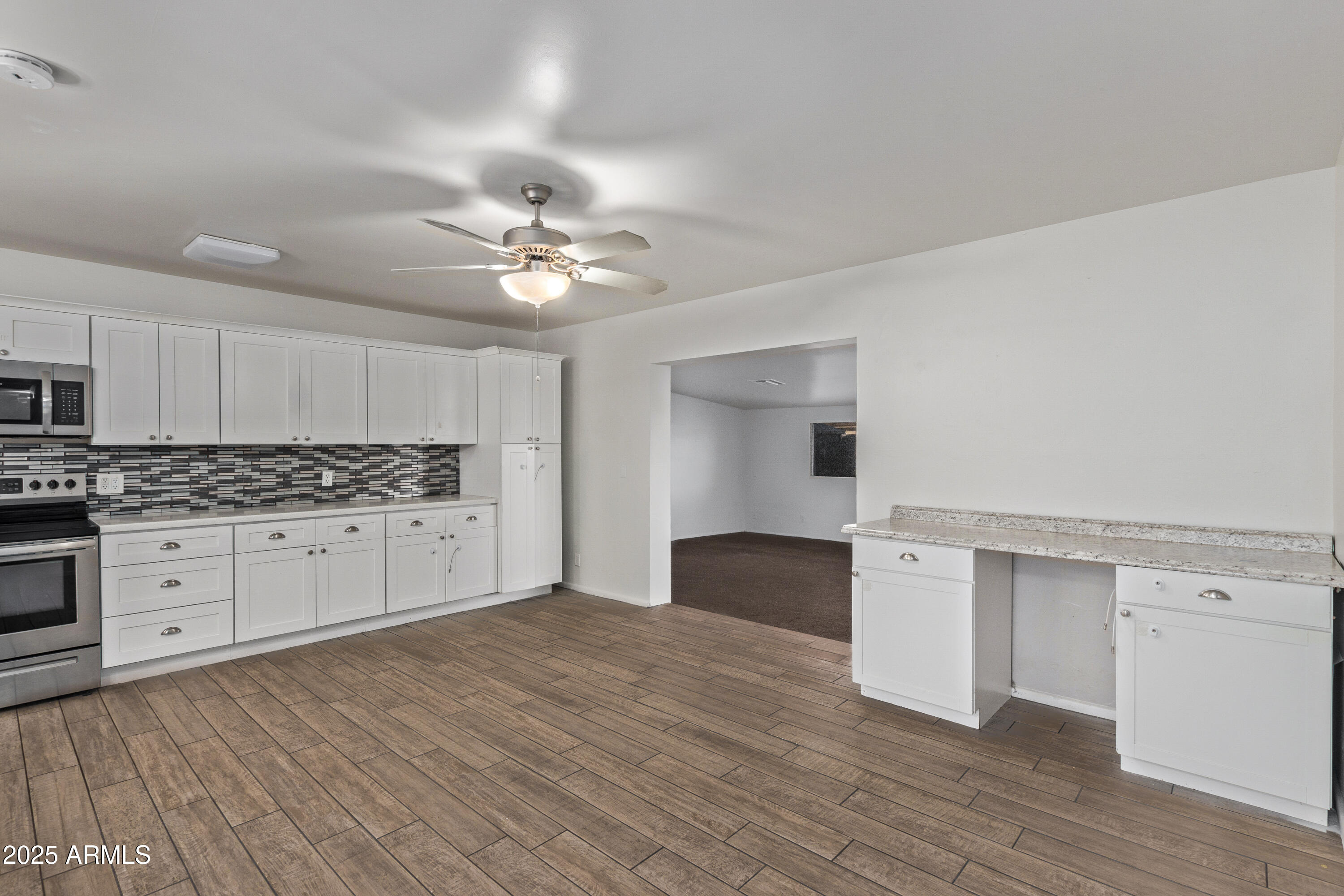 142 W IVANHOE Place