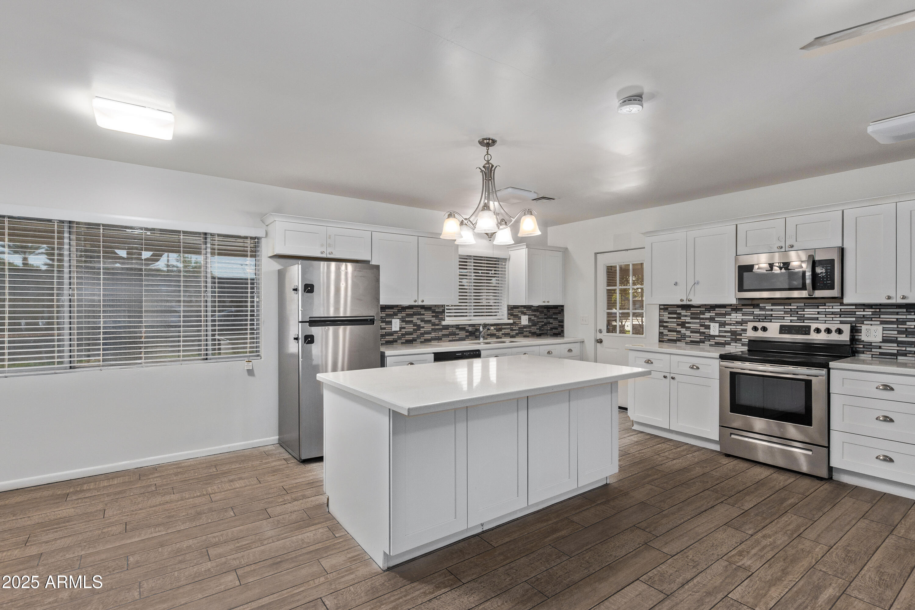 142 W IVANHOE Place