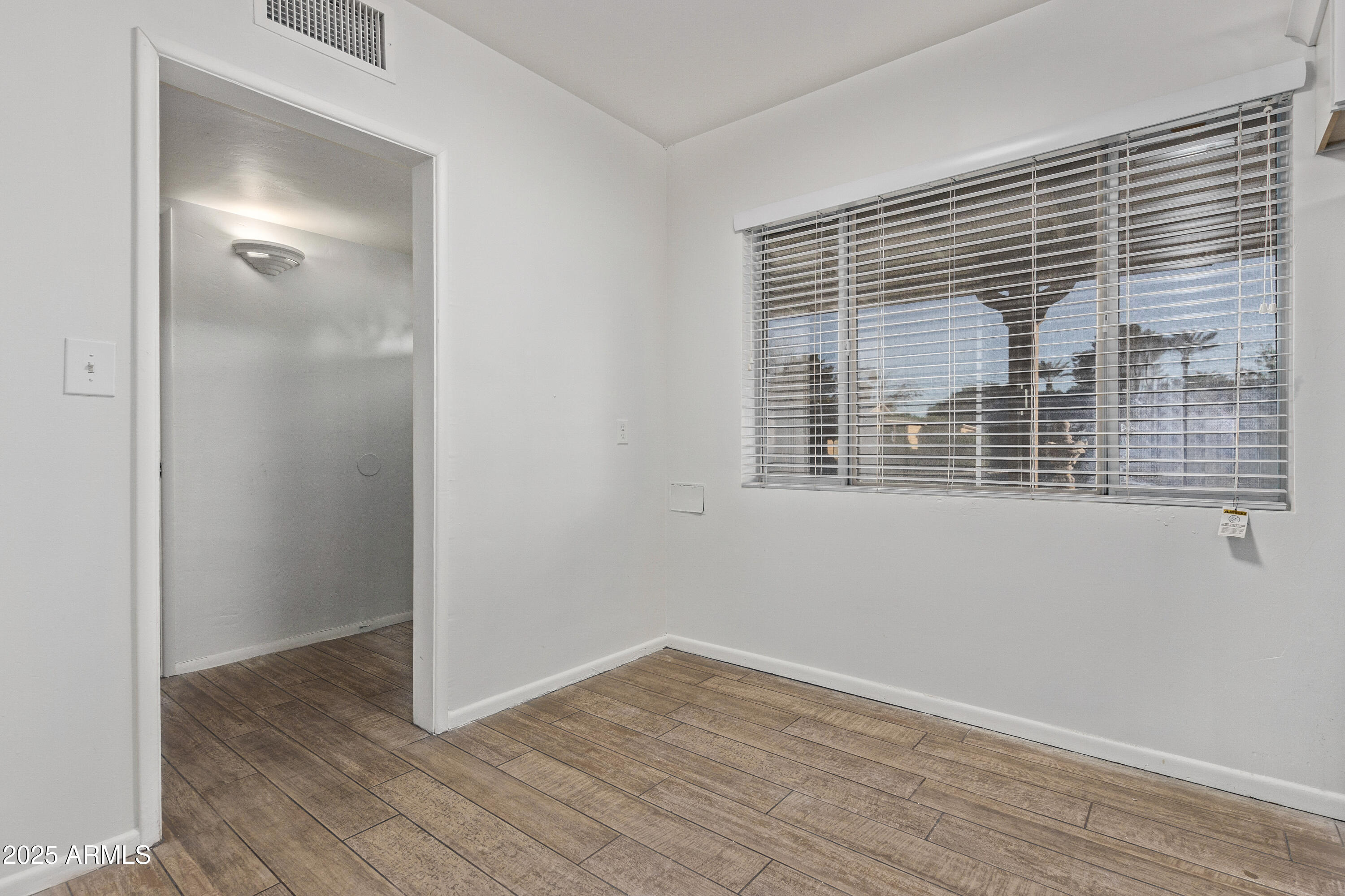 142 W IVANHOE Place