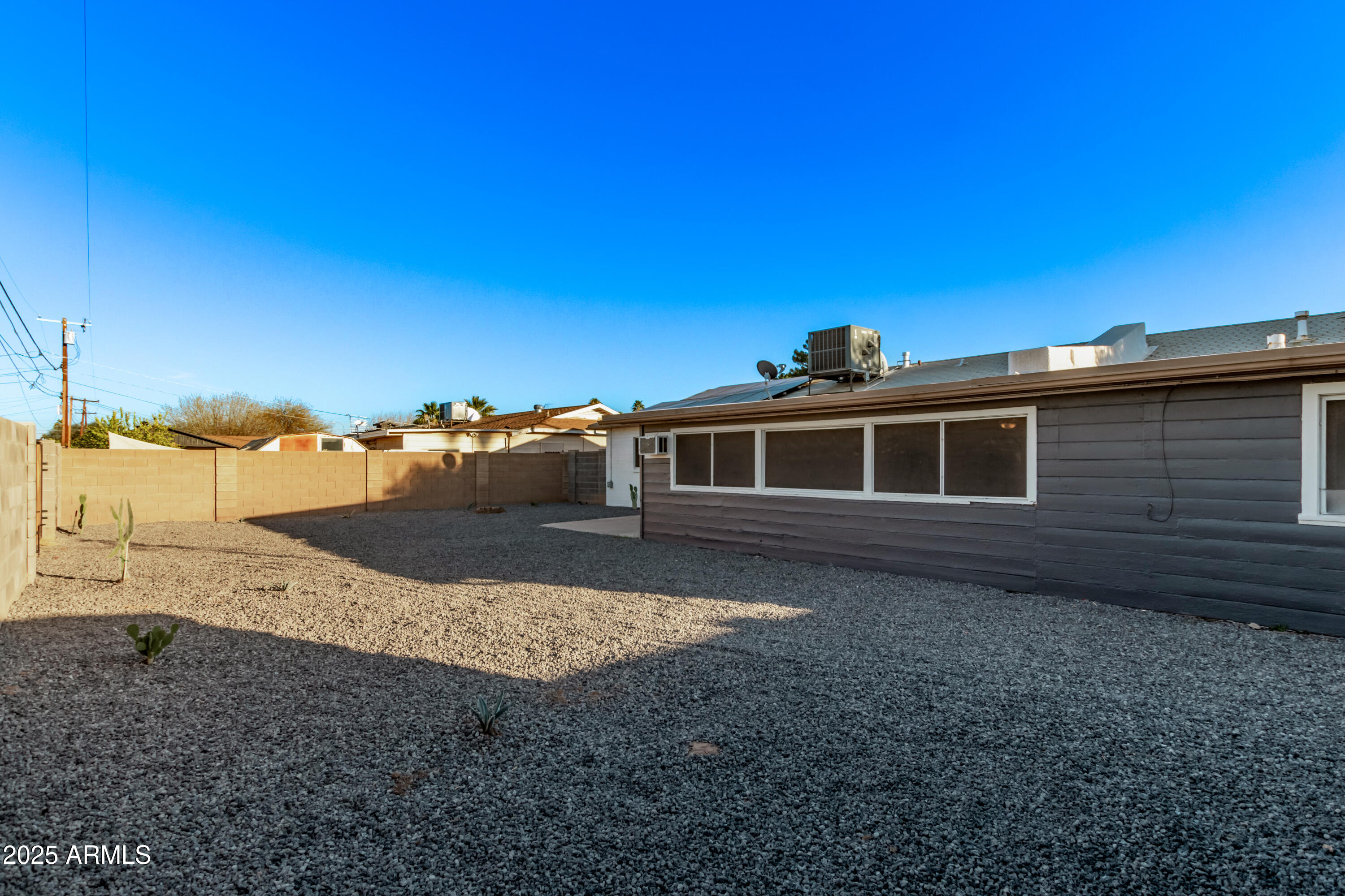 142 W IVANHOE Place
