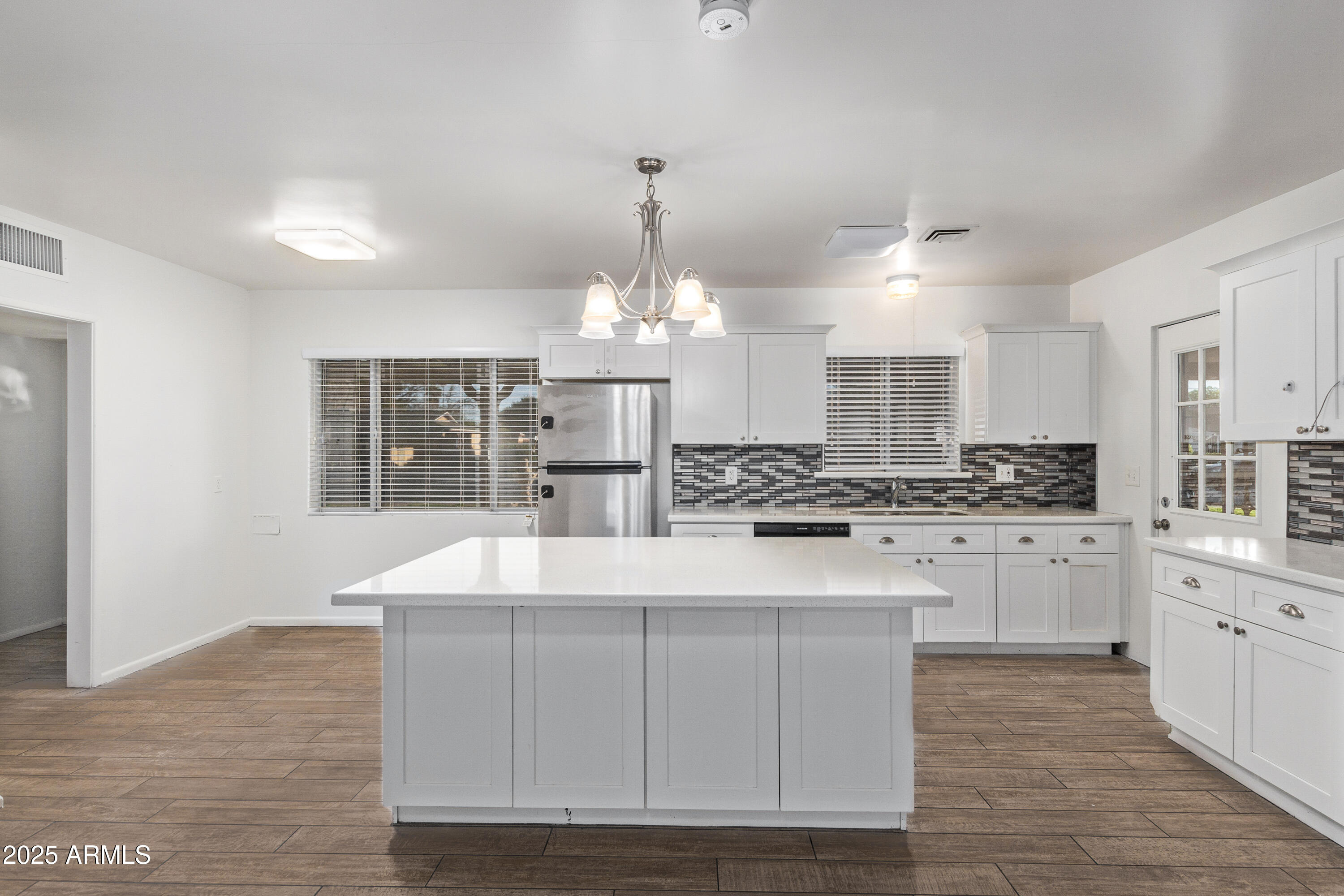142 W IVANHOE Place