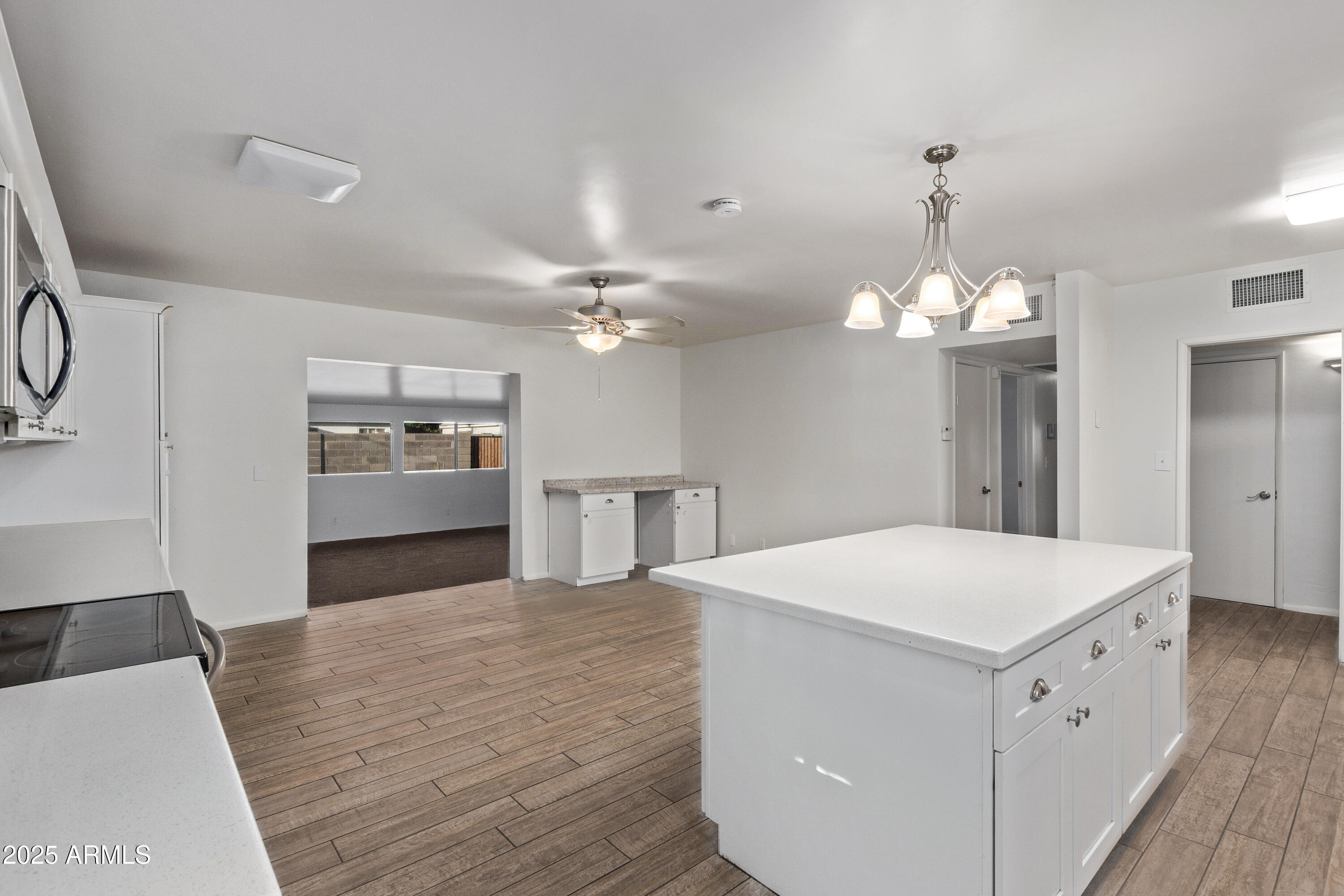 142 W IVANHOE Place