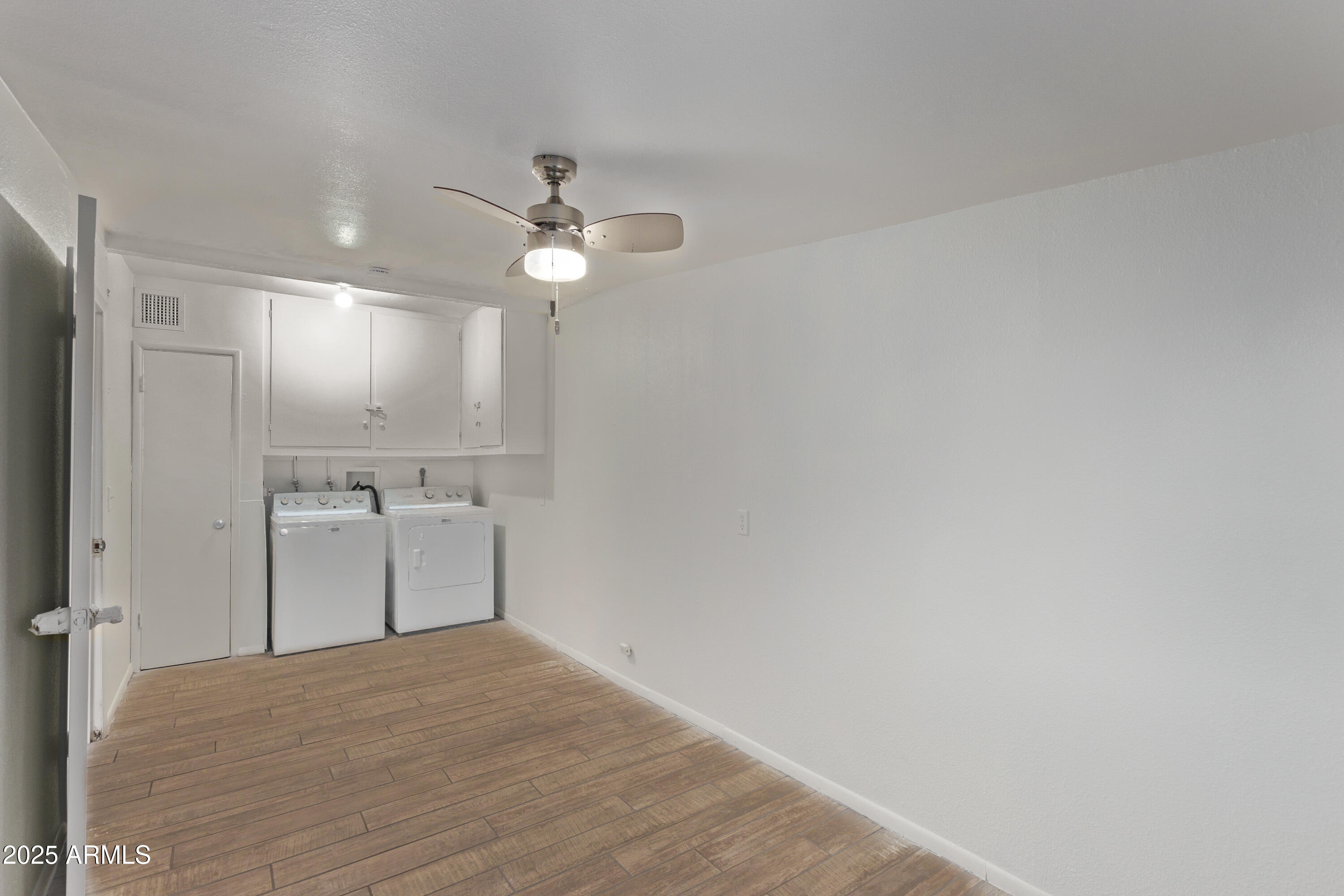 142 W IVANHOE Place
