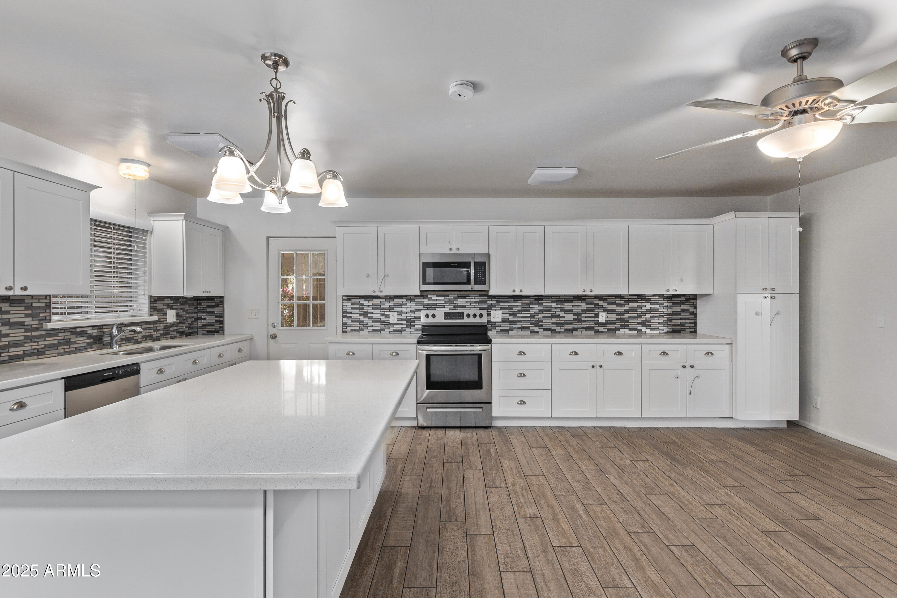 142 W IVANHOE Place