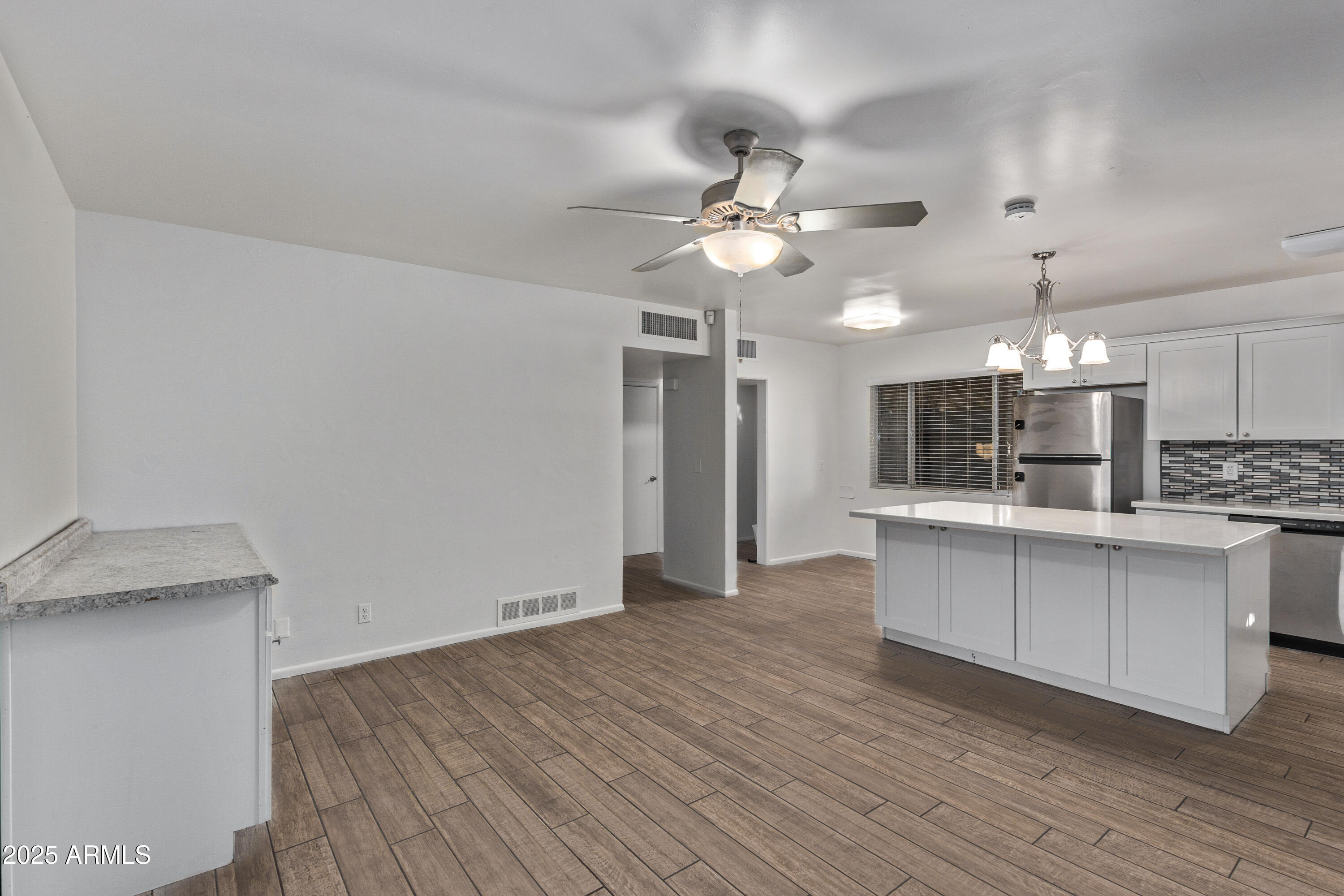 142 W IVANHOE Place