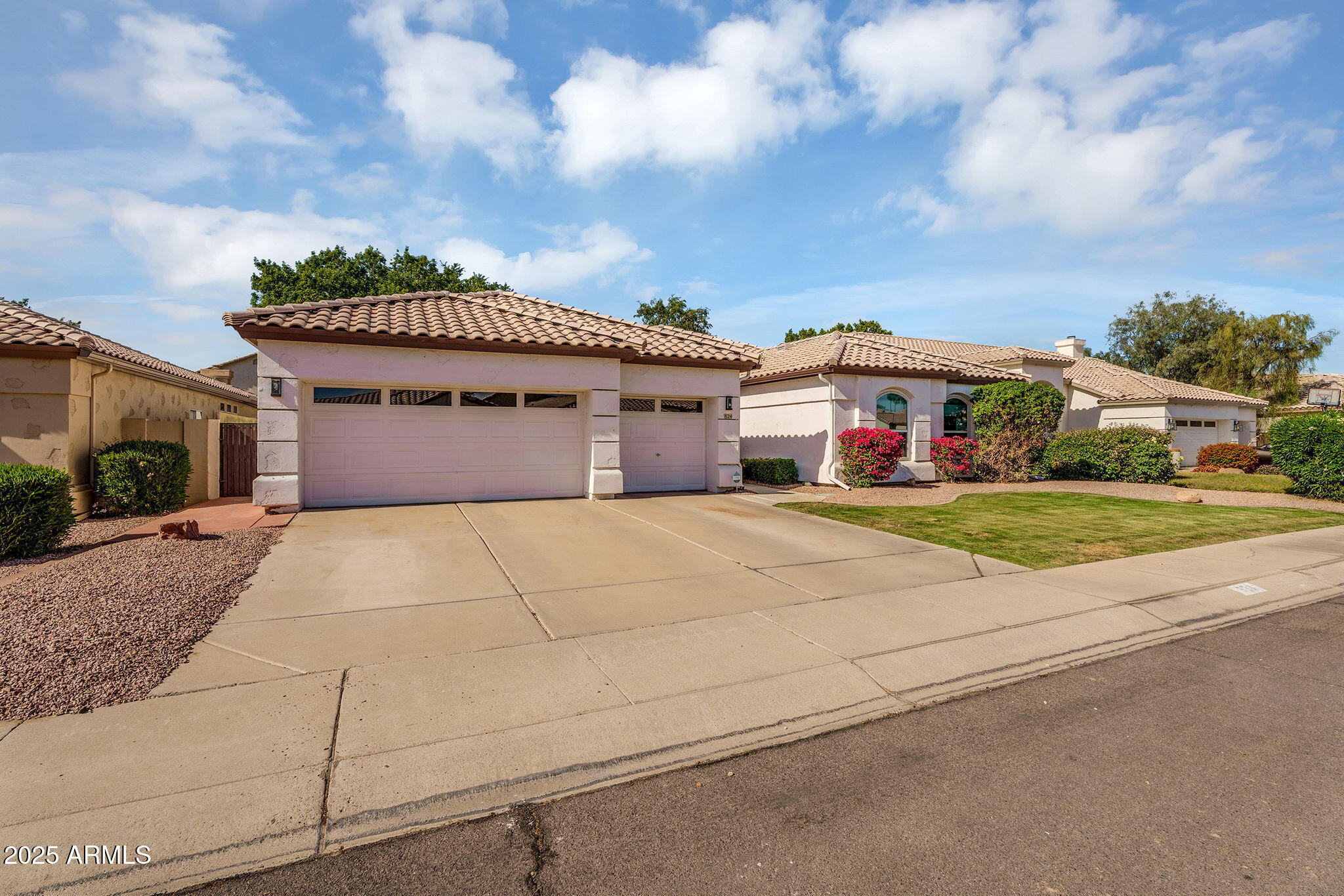 824 W MESQUITE Street